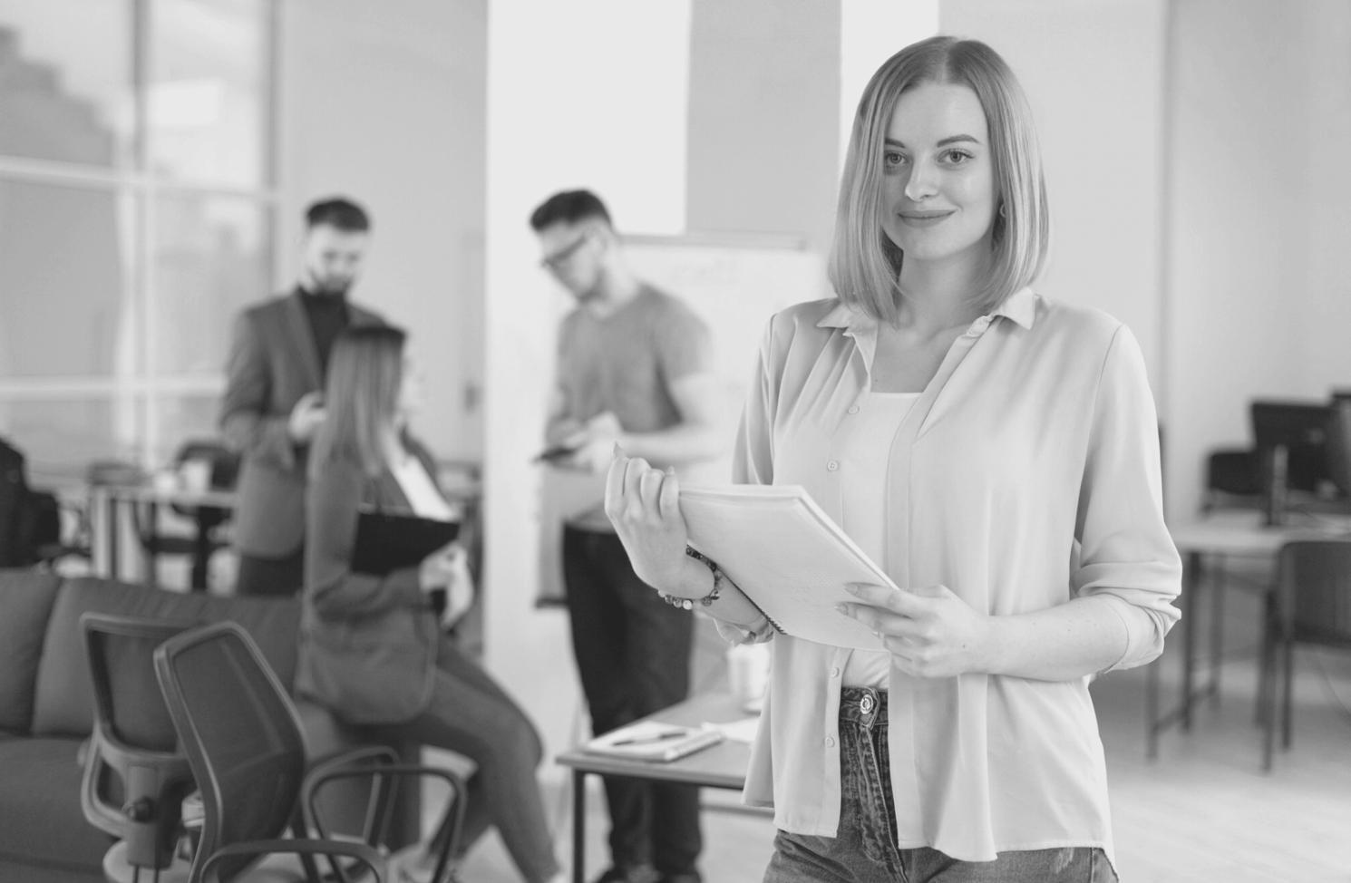 Grupo de personas colaborando en análisis financiero